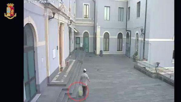 Catania, piazza ordigno in ospedale per vendicare il licenziamento: non esplode