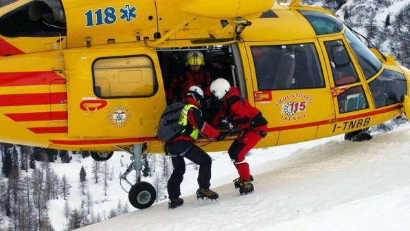 Aosta, snowboarder investe sciatori in pista: grave una bambina