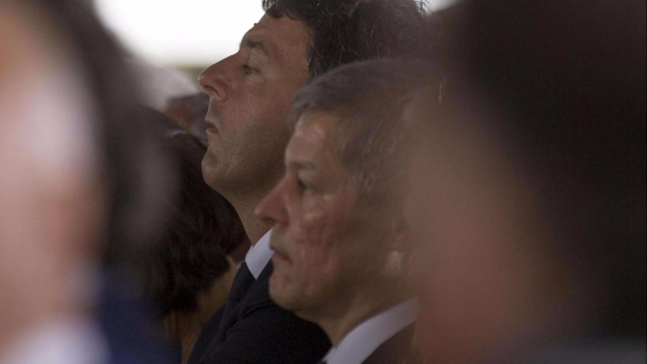 Sisma, Renzi ai funerali: "Ricostruiremo Amatrice pezzo per pezzo"