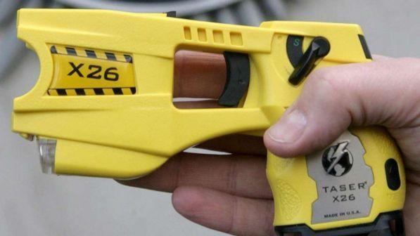 In sei città parte la sperimentazione del taser, l'arma che blocca con una scossa