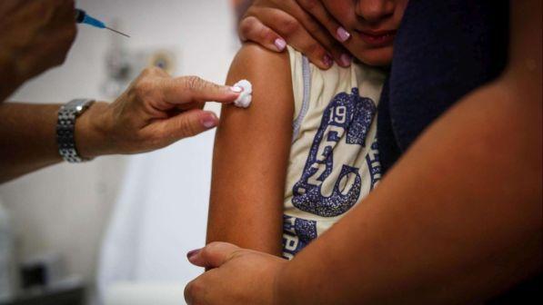 Germania, la proposta di legge del ministro della Salute: "Multare chi non vaccina i figli contro il morbillo"