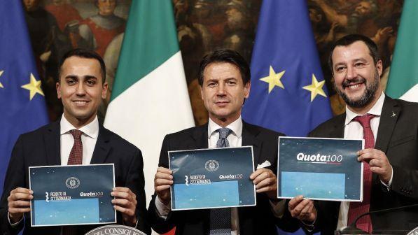 Crisi di governo: la Lega presenta una mozione di sfiducia contro Conte | M5s contro Salvini: "Giullare"