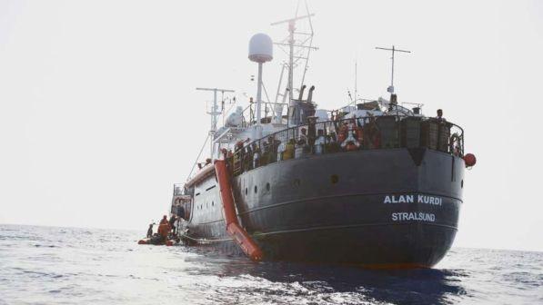 Migranti, Sea Eye: "Evacuati 5 dei 13 salvati dalla Alan Kurdi"
