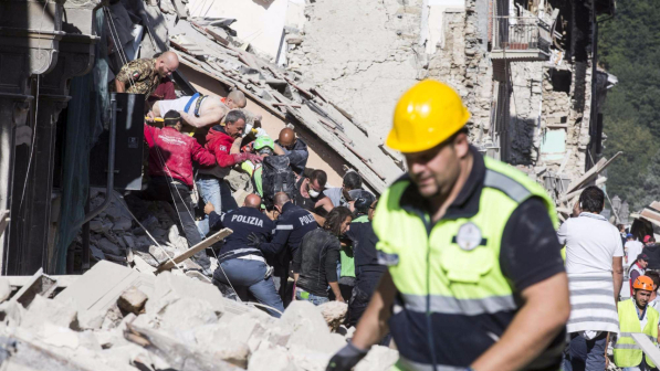 Terremoto, un giovane estratto ancora vivo dalle macerie ad Amatrice