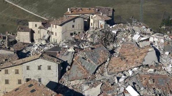 Terremoto, Matteo Renzi: "Container entro Natale" </br>La popolazione: "No agli alberghi, restiamo qui"