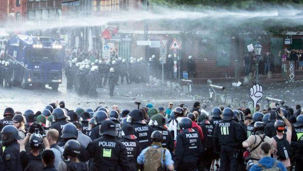 G20 Amburgo, negli scontri feriti 15 agenti e diversi militanti