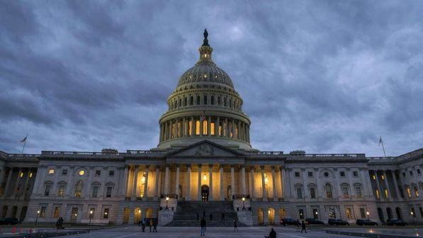 Usa, Trump firma: finisce lo shutdown del governo, ma l'accordo spacca i democratici