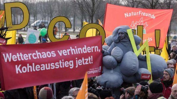 Germania, in migliaia sfilano contro l'uso del carbone