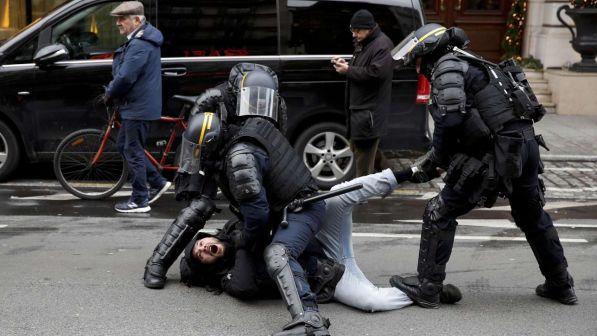 Gilet gialli, momenti di tensione a Parigi e Bruxelles: mille fermi
