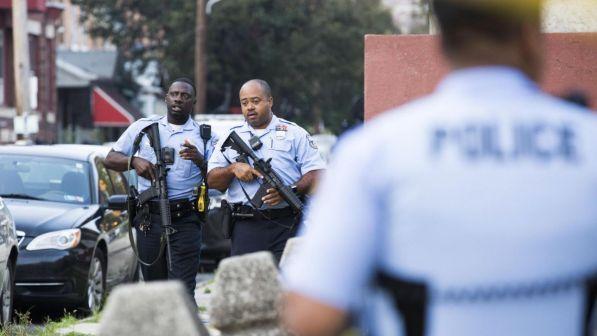 Philadelphia, ancora barricato l'uomo che ha sparato a sei agenti