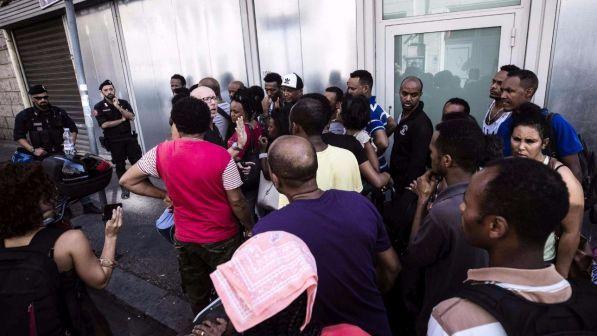 Roma, migranti sgomberati bloccano il traffico