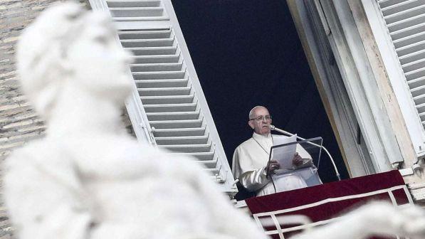 Migranti,Papa: "Dolore per naufragio nel Mediterraneo, agire subito"