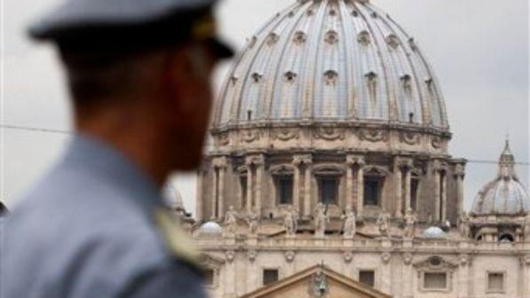 Terrorismo, il somalo fermato a Bari condivideva in chat foto del Vaticano