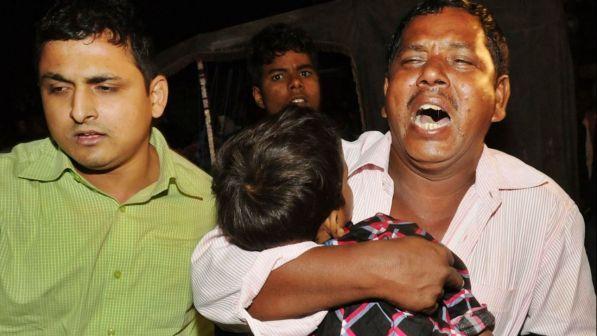 India, treno piomba su folla: bilancio sale a 60 morti e 50 feriti