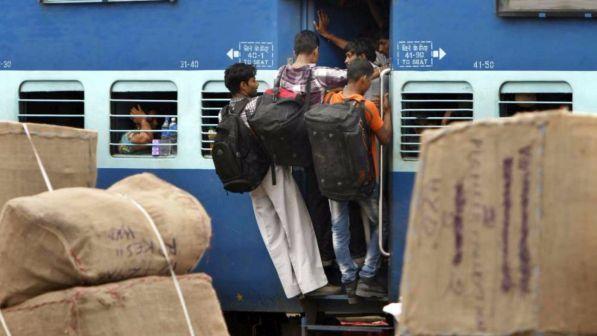 In India è strage da selfie: due adolescenti investiti da treno in corsa mentre si scattavano foto sui binari