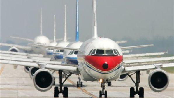 Volo Manchester-Islamabad, passeggero apre per sbaglio l'uscita di emergenza: sette ore di ritardo