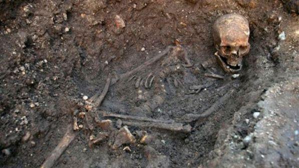 Usa, scava in cantina la notte di Halloween e trova lo scheletro del padre
