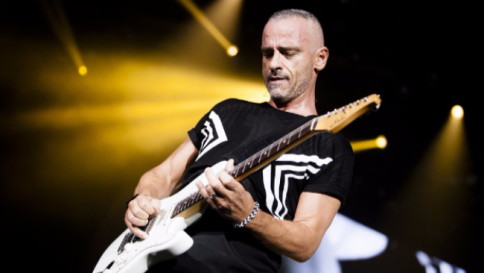 Eros Ramazzotti ha la bronchite, annullate tre date del tour
