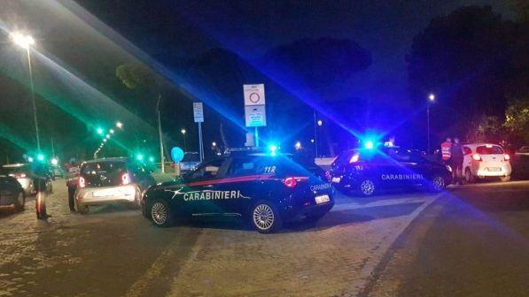 Ruba camion spazzatura e travolge una decina auto, arrestato