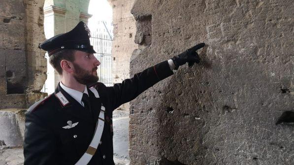 Roma, turista israeliana incide iniziali sul Colosseo: denunciata