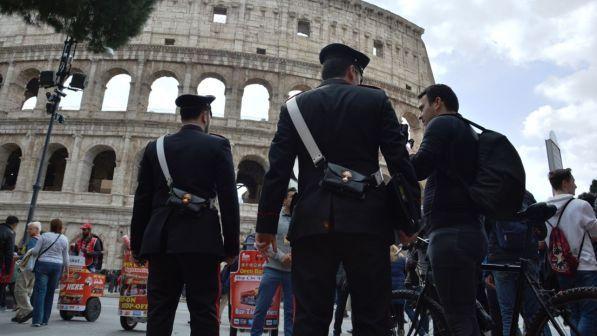 Roma, denunciato turista austriaco: ha staccato un frammento dal Colosseo
