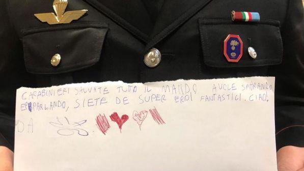 Milano, i carabinieri arrestano il padre violento e il figlio scrive: "Supereroi"