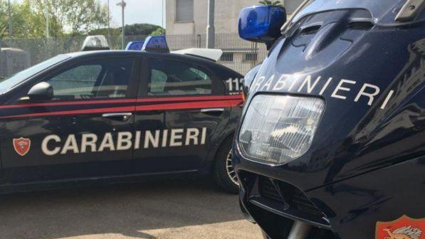 Garlasco, litiga con la compagna e la lancia giù dal balcone: presa al volo dai carabinieri