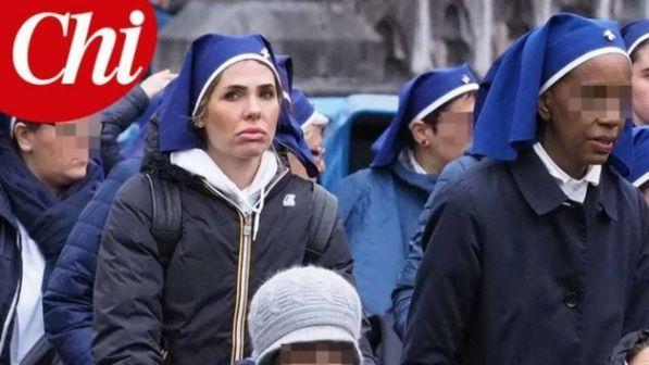 Ilary Blasi con il velo accompagna i malati in pellegrinaggio a Lourdes