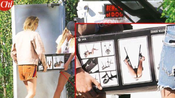 Cara Delevingne e Ashley Benson si regalano... una panca fetish