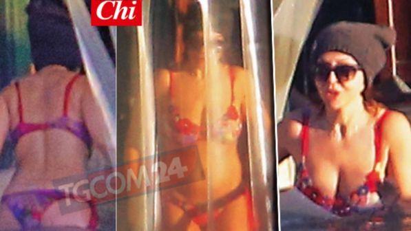 Sabrina Ferilli a 53 anni mostra un bikini da sex bomb