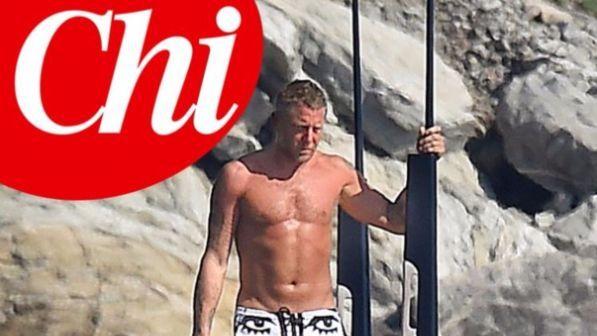 Lapo Elkann in costume più fisicato che mai