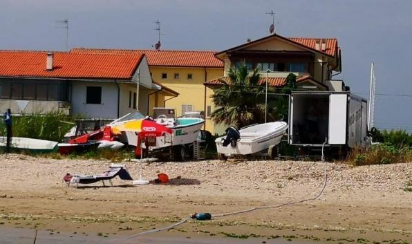 Roseto, imprenditore sorpreso a rubare acqua di mare: tremila euro di multa
