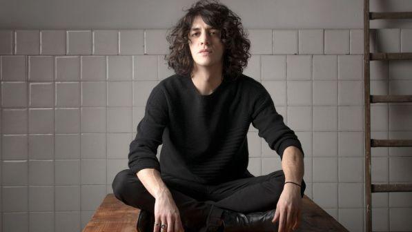 Francesco Motta, per il nuovo album "Vivere o morire" mette "il cuore sul tavolo"