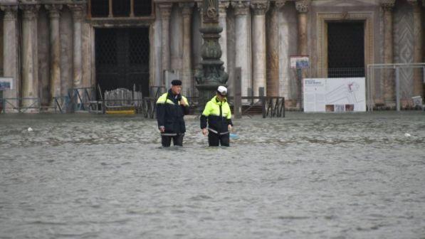 Maltempo a Venezia, la marea non scende: da ore intorno ai 140cm