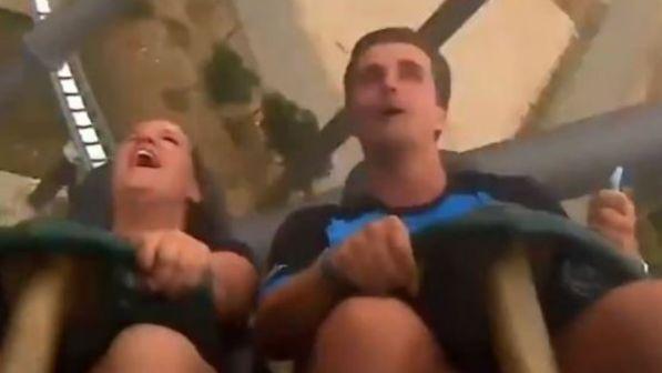 Sulle montagne russe afferra al volo un telefono che cade dall'alto