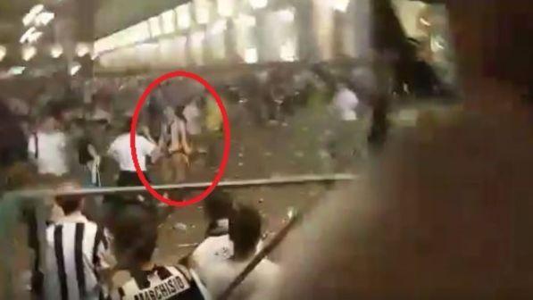 Panico a Torino, il giovane a torso nudo "voleva calmare la folla"