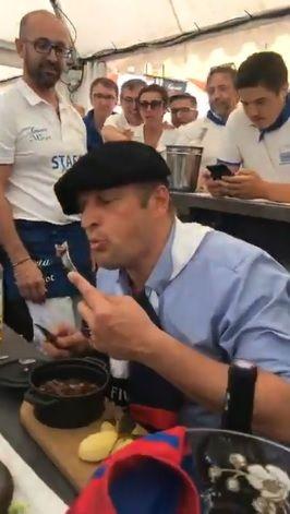 Sindaco francese perse la scommessa su Barcellona-PSG e mantiene la promessa: mangia un ratto