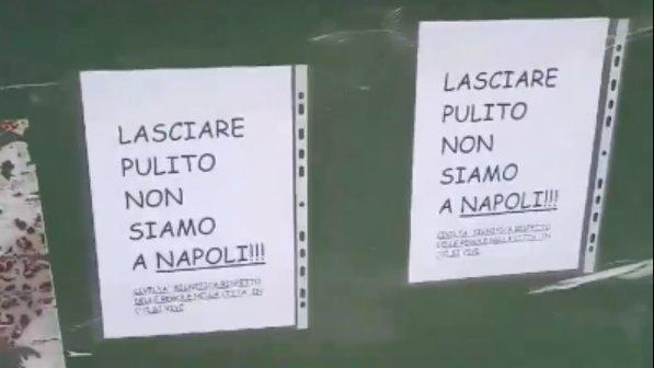 Pordenone, cartello shock sui cassonetti dei rifiuti: "Lasciare pulito, non siamo a Napoli"