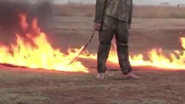 Iraq, nuovo orrore Isis: 12 civili messi in gabbia e bruciati vivi