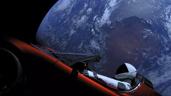 Tesla, la macchina spaziale compie il primo giro intorno al Sole