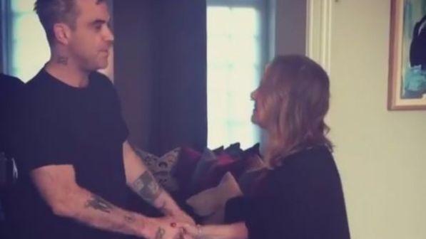Robbie Williams risponde alle polemiche con un altro video sui social