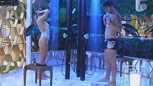"Grande Fratello Vip", doccia di coppia per Cecilia e Ignazio
