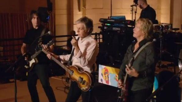 Paul McCartney, mini live a sopresa alla Grand Central Station di New York