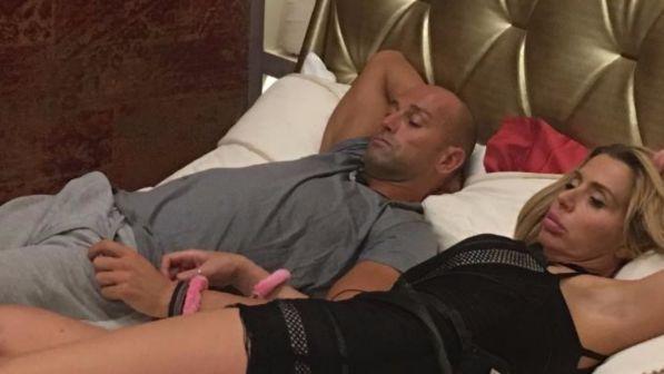Grande Fratello Vip, Valeria e Stefano a letto in manette