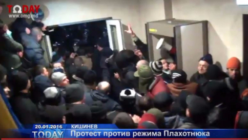Moldavia, manifestanti filorussi assaltano il Parlamento a Chisinau