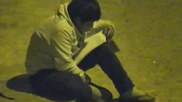Perù, 11enne studia in strada sotto un lampione: filantropo gli paga la scuola