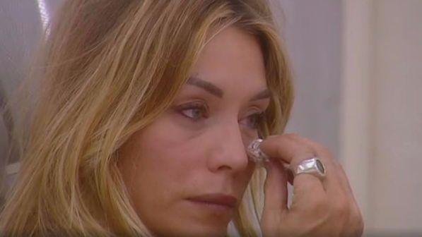 Grande Fratello Vip, Elenoire Casalegno crolla e scoppia in lacrime pensando alla figlia