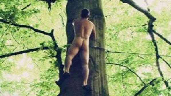 Robbie Williams completamente nudo sulla cover del nuovo album