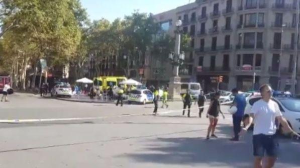 Furgone sulla folla a Barcellona, polizia: "Si tratta di terrorismo"