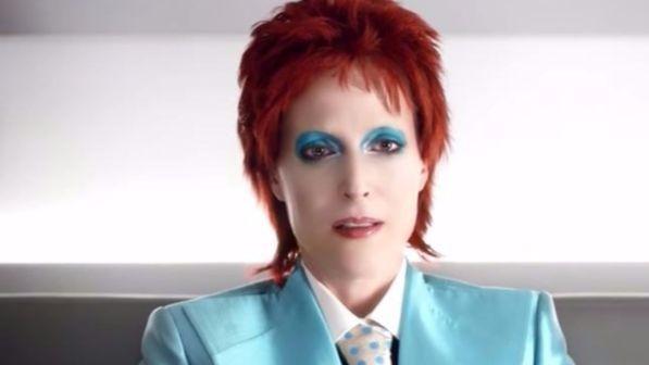 Gillian Anderson, l'agente Skully di X-Files nei panni di David Bowie
